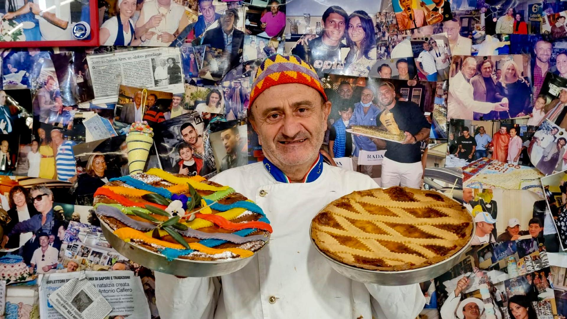 Bäcker hält sein Ostergebäck in die Kamera