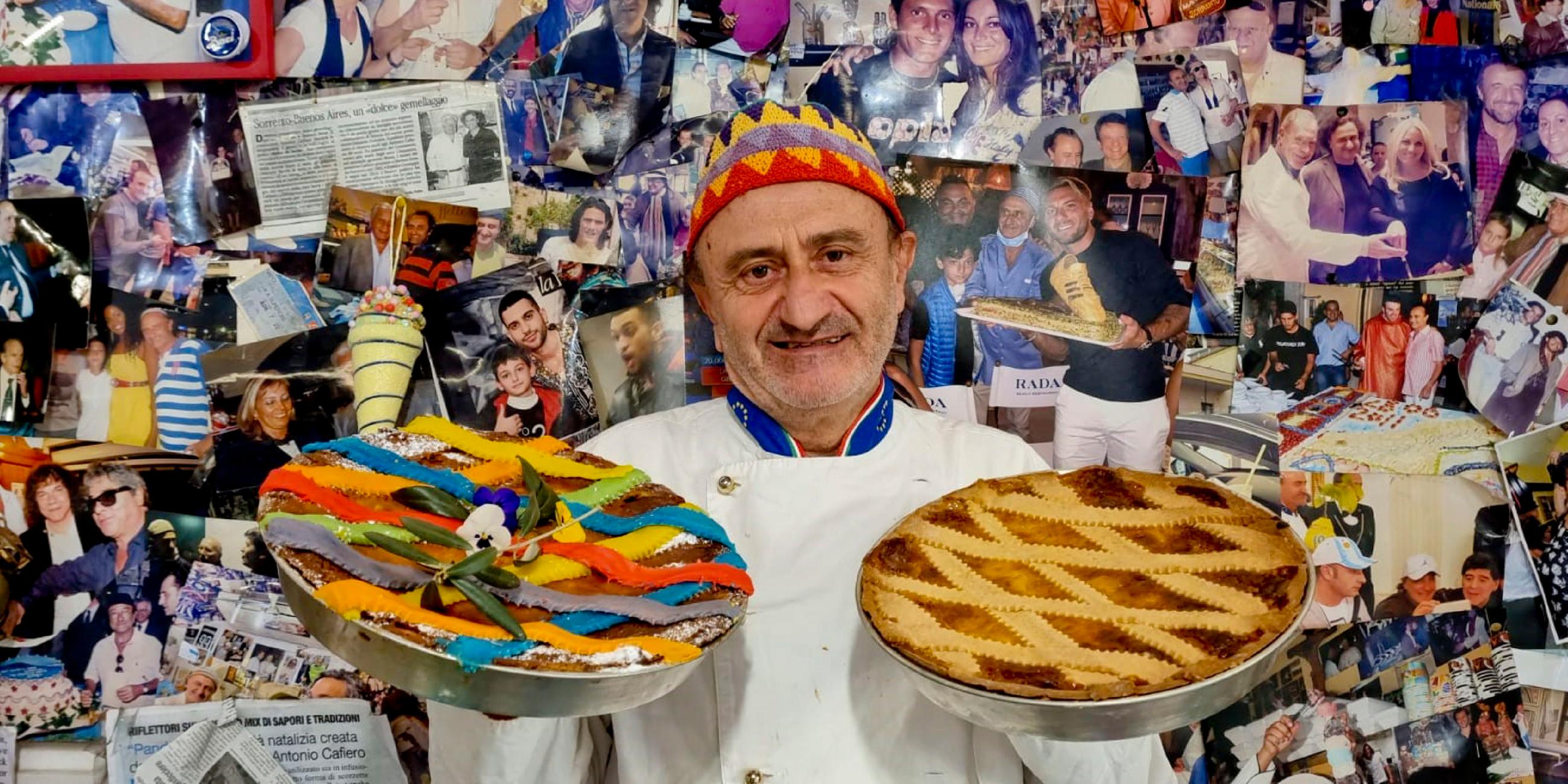 Bäcker hält sein Ostergebäck in die Kamera