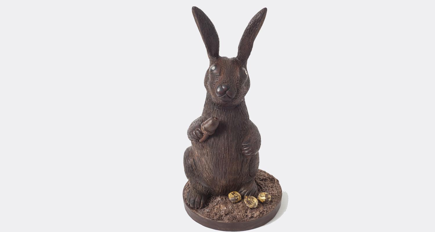 Ein dunkler Schokoladenosterhase mit Diamantaugen