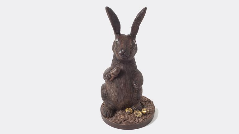 Ein dunkler Schokoladenosterhase mit Diamantaugen