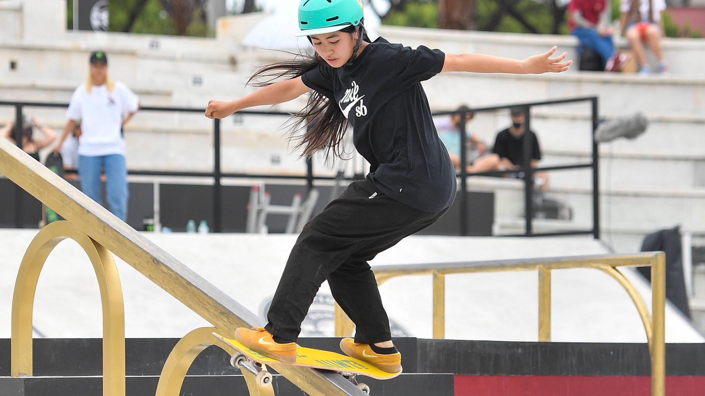 Eine Frau auf einem Skateboard