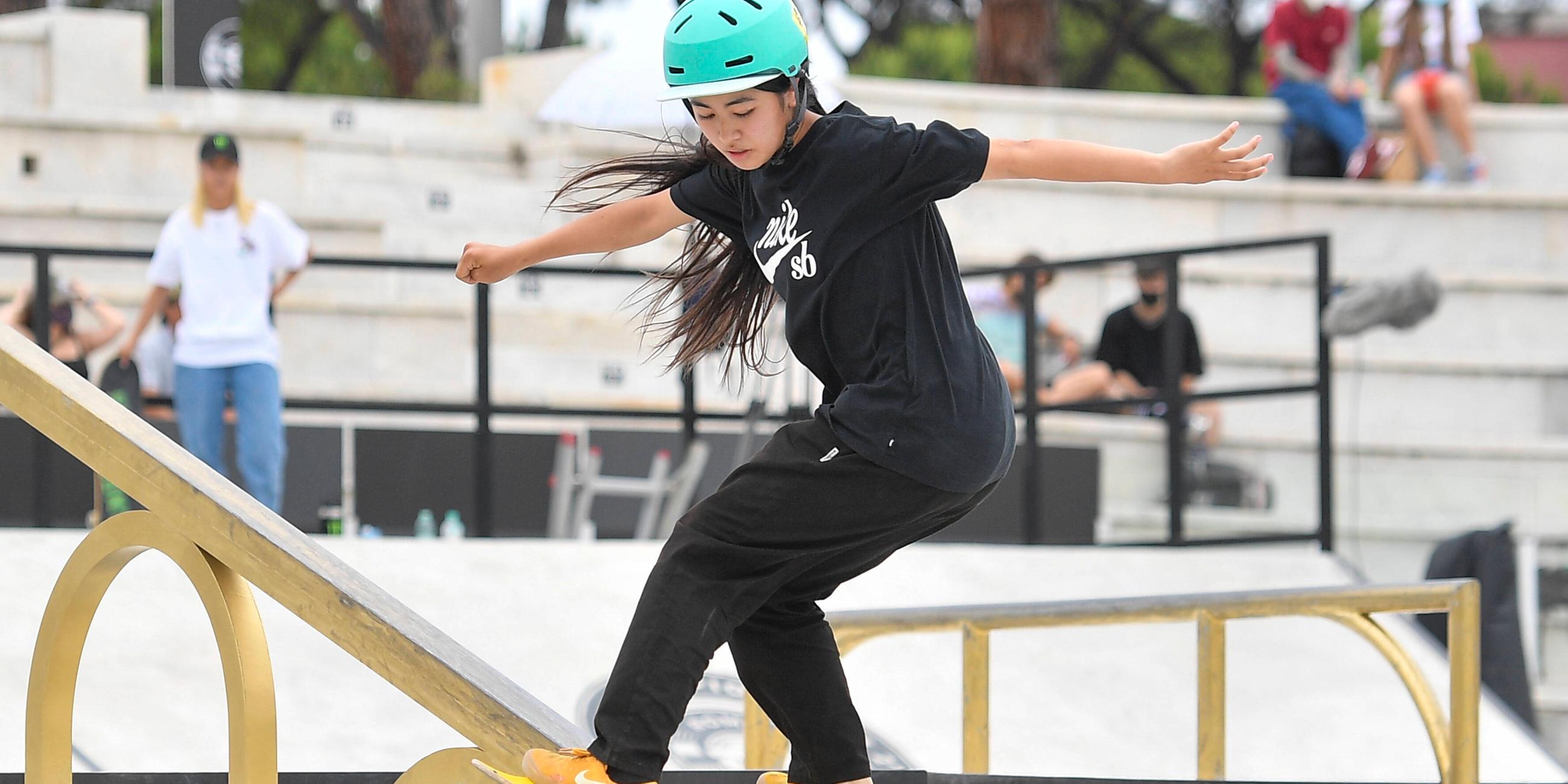 Eine Frau auf einem Skateboard