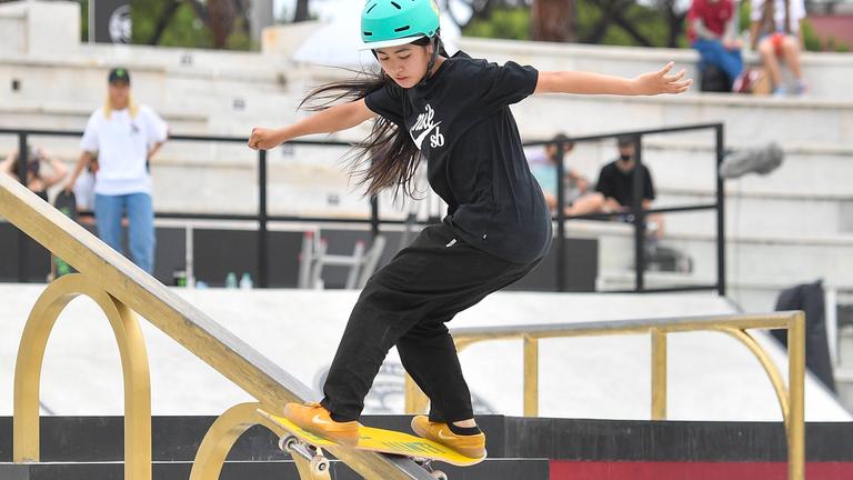 Eine Frau auf einem Skateboard
