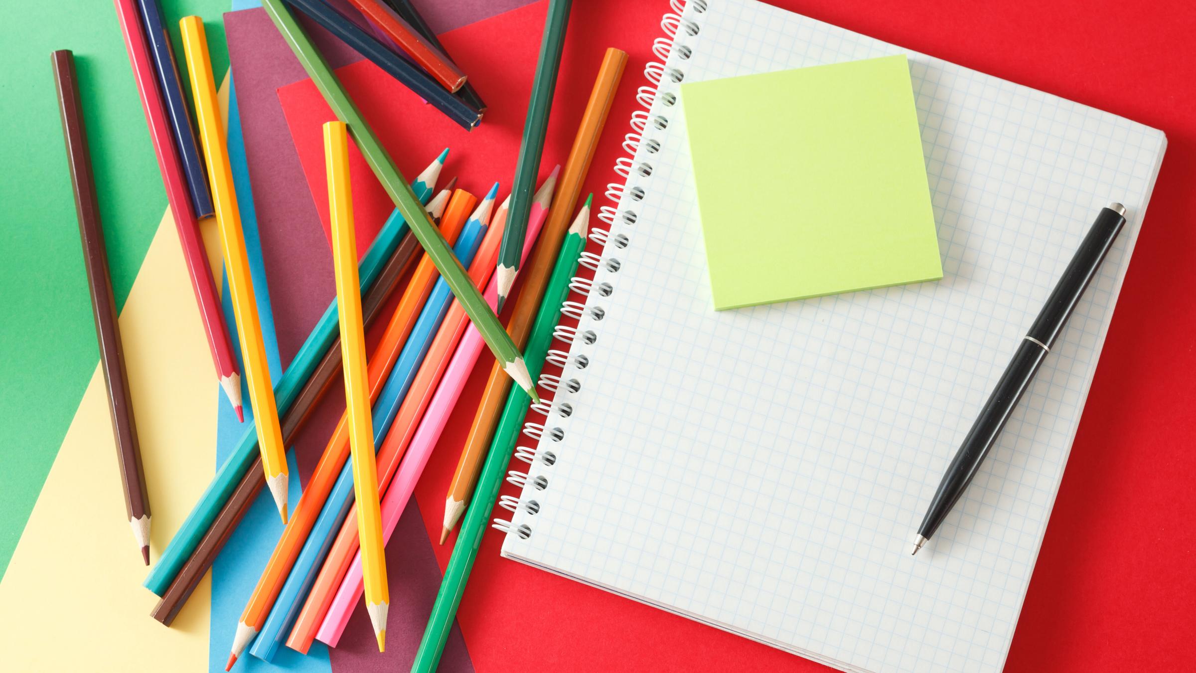 Ein Schulheft und ein Block Papier