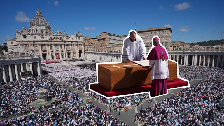 Menschenmenge auf Petersplatz, darüber Fotocutout von Papst Franziskus Sarg