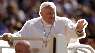 Papst Franziskus winkt