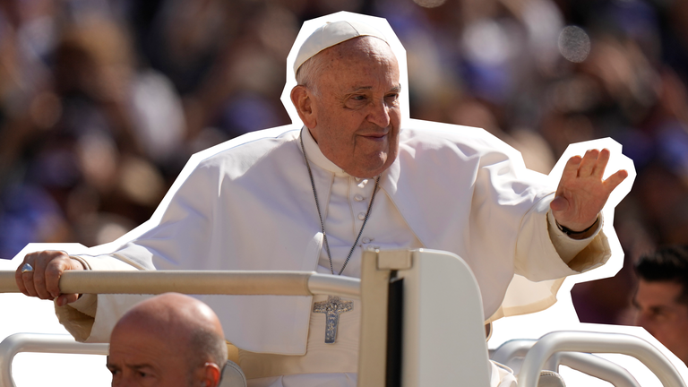 Papst Franziskus winkt