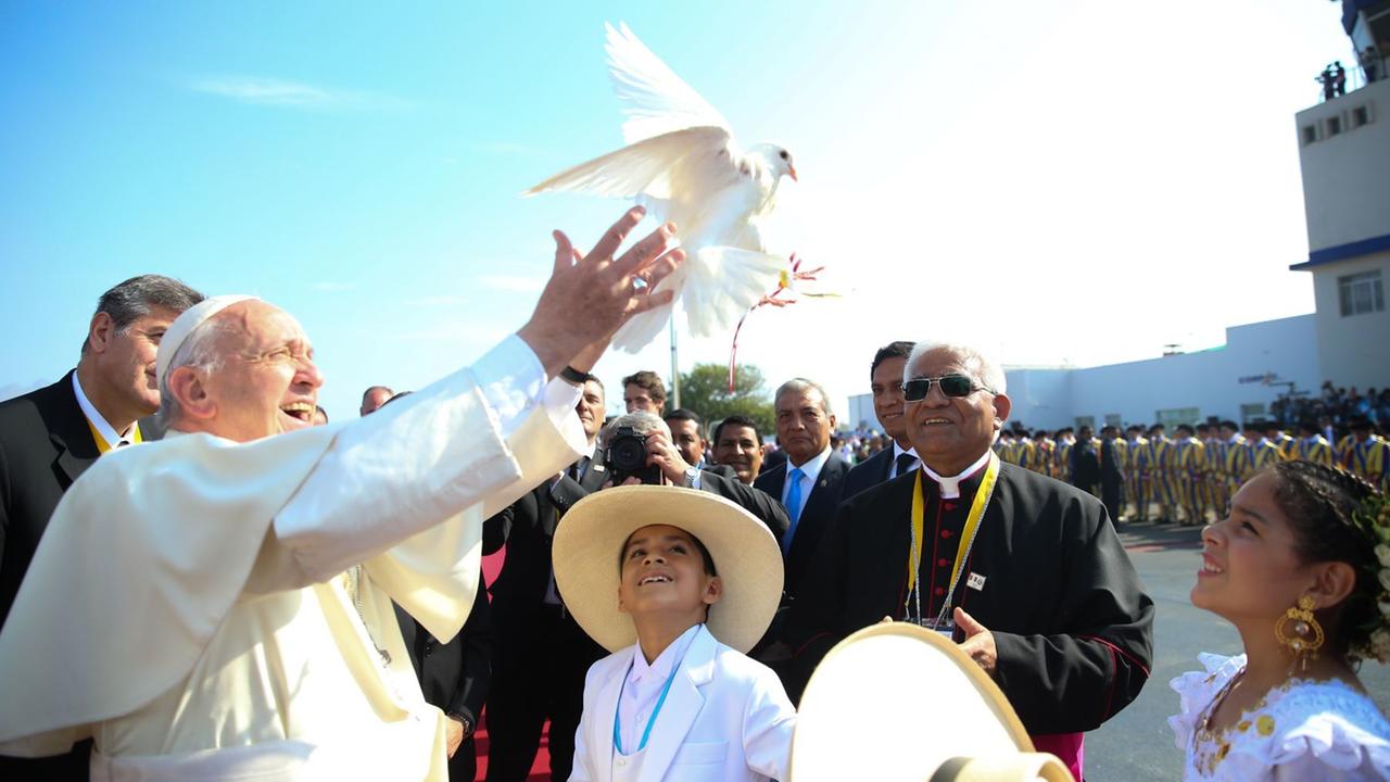 Papst Franziskus lässt am 20.01.2018 in Tujillo (Peru) eine Taube fliegen.