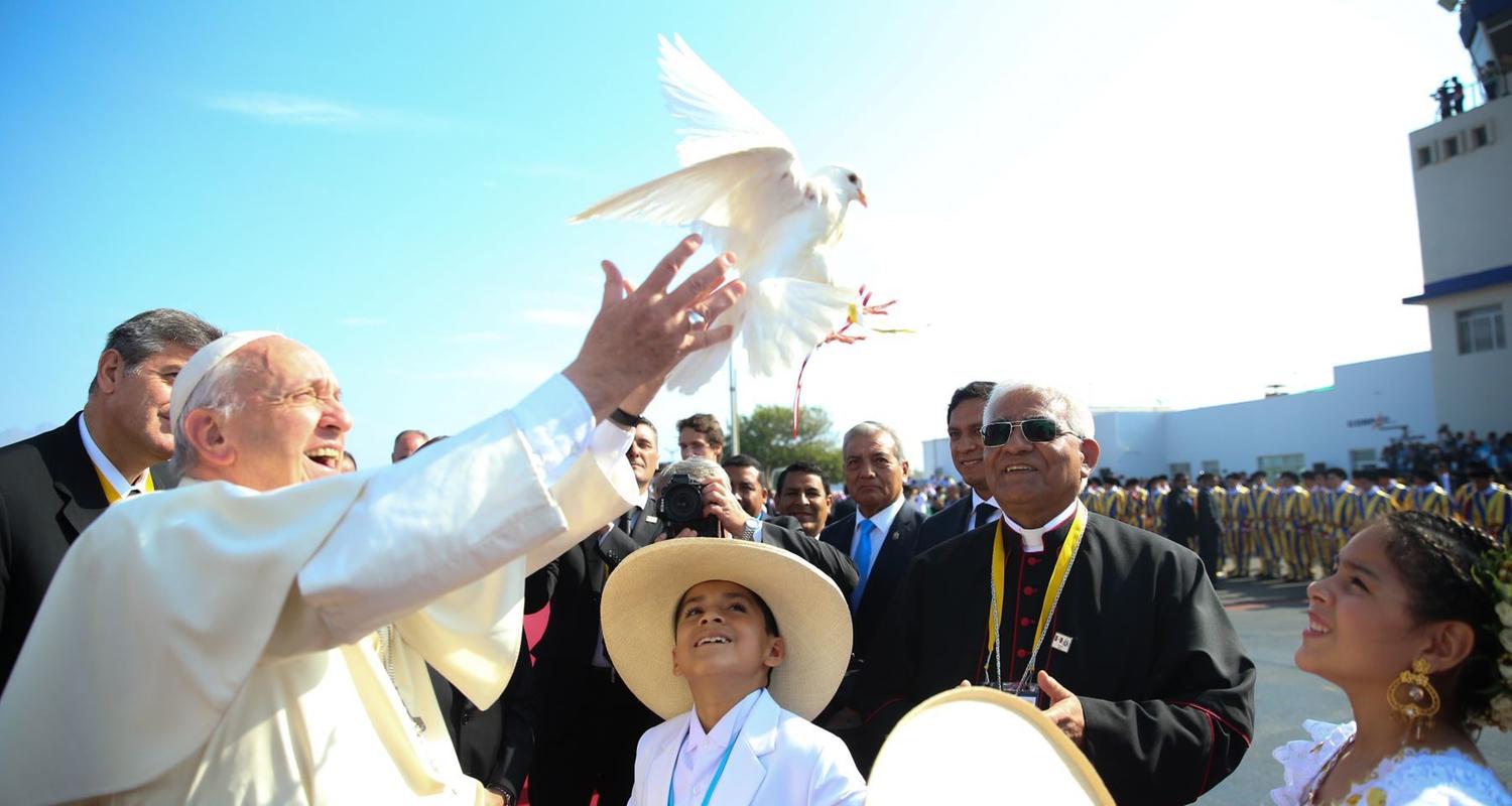 Papst Franziskus lässt am 20.01.2018 in Tujillo (Peru) eine Taube fliegen.