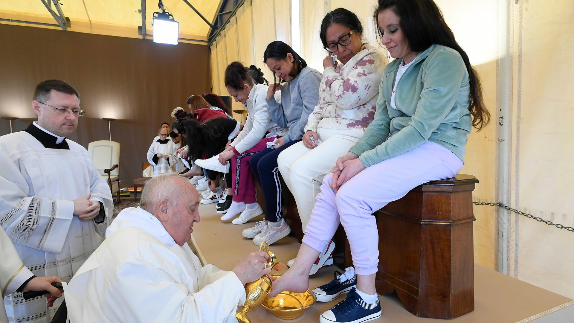 Der Papst wäscht Frauen die Füße.