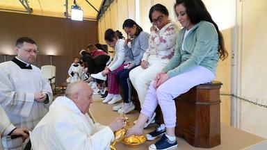 Der Papst wäscht Frauen die Füße.