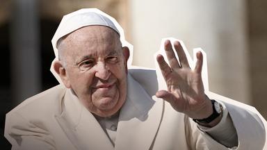 Papst Franzsikus und der Petersdom