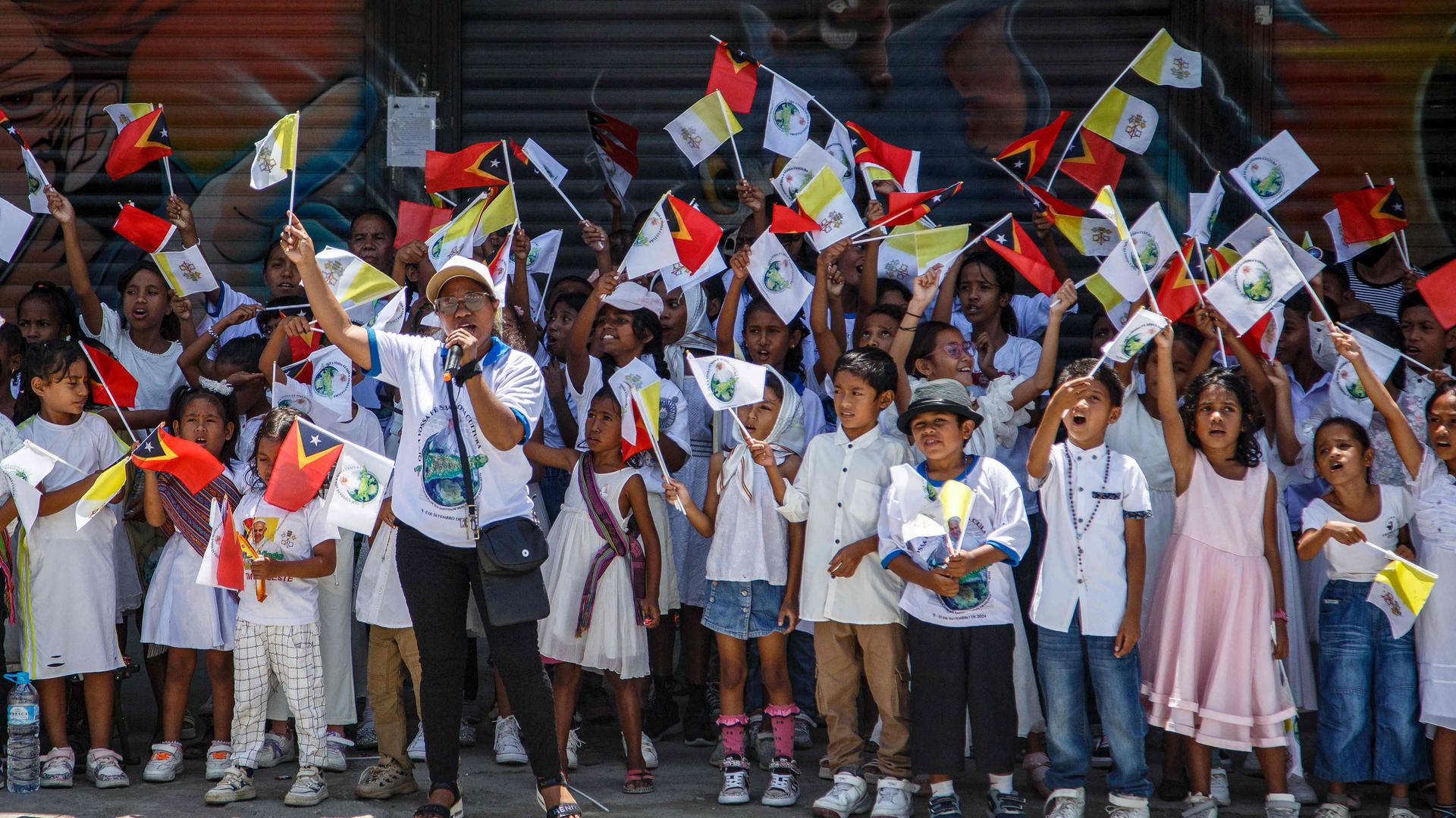 Kinder begrüßen den Papst bei seiner Ankunft 