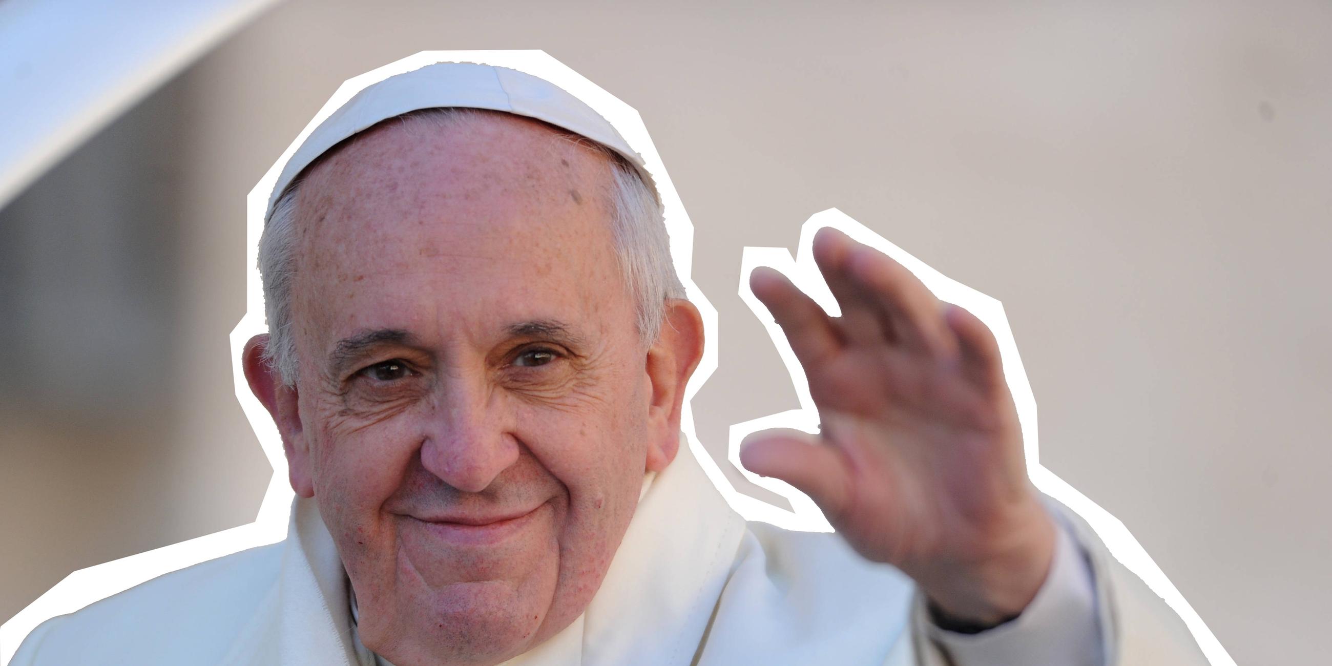 Papst Franziskus winkt.
