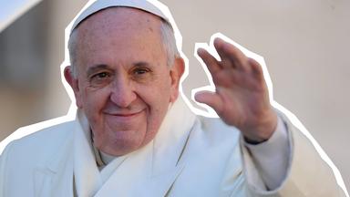 Papst Franziskus winkt.