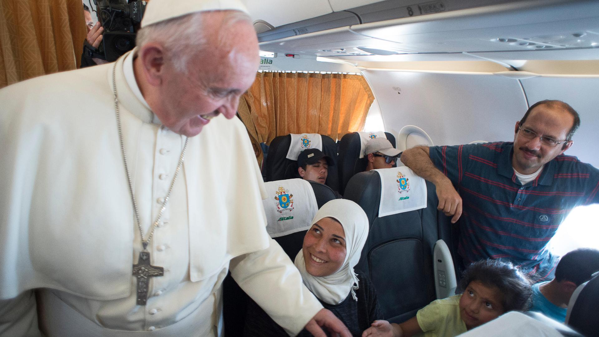 Papst mit Geflüchteten im Flugzeug