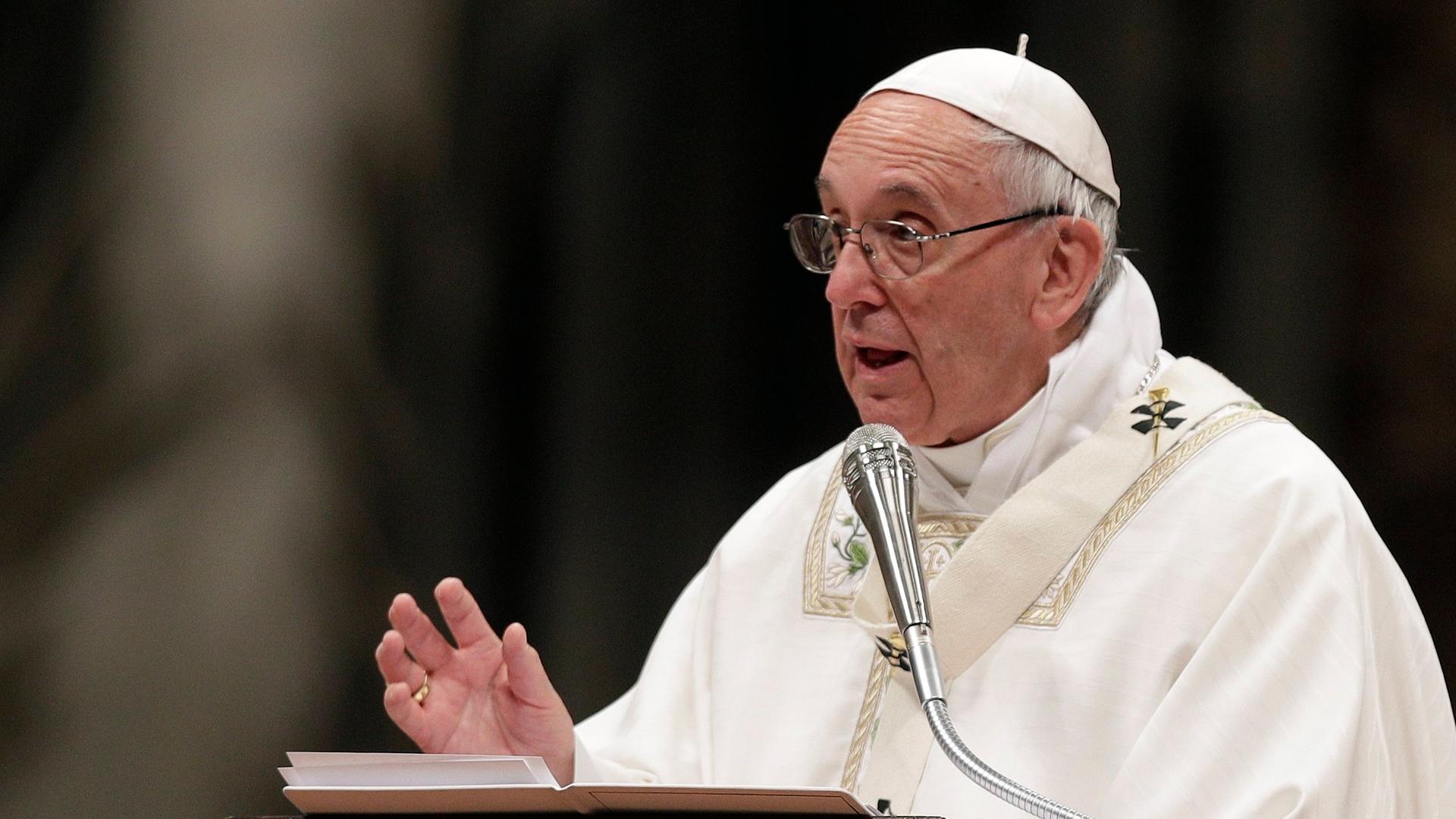 Papst spricht eine Messe