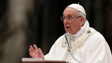 Papst spricht eine Messe