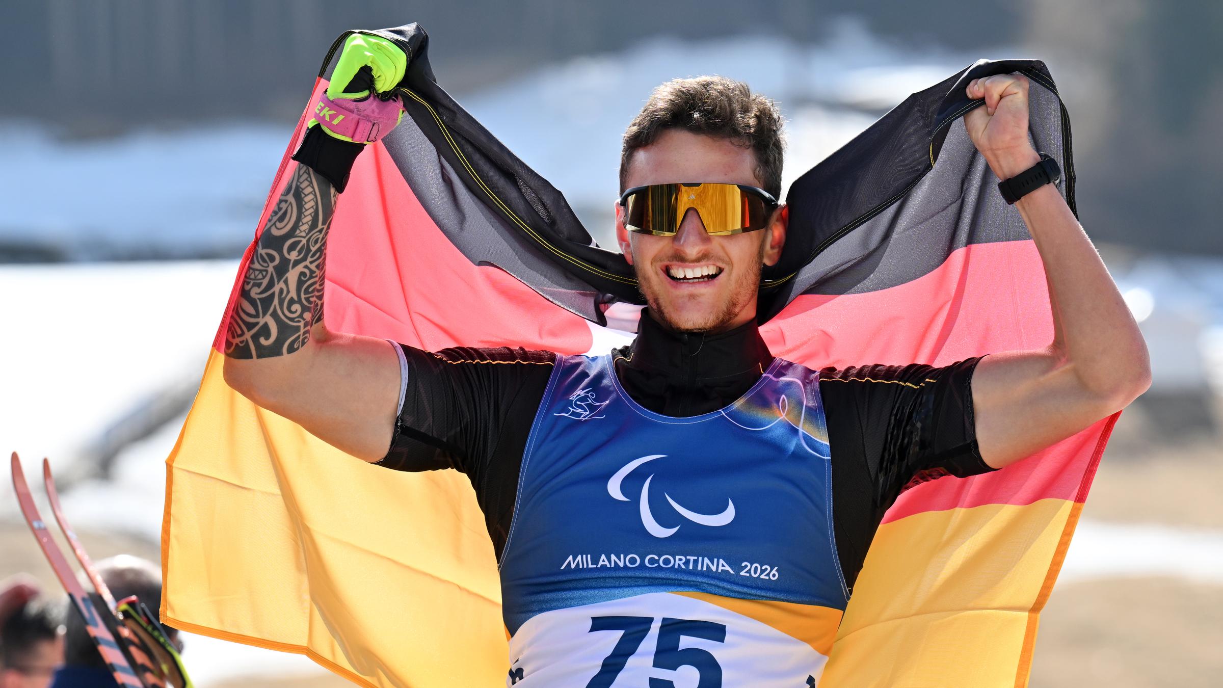 Marco Maier jubelt bei den Paralympics, denn er schafft es auf den dritten Platz.