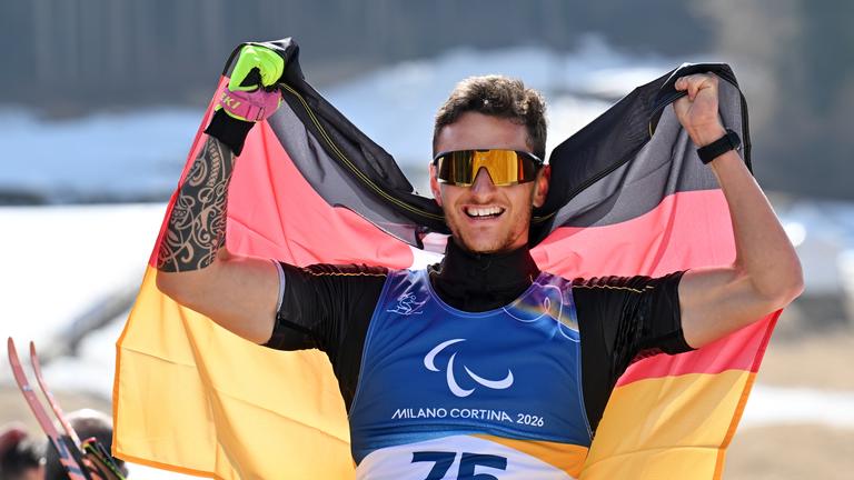 Marco Maier jubelt bei den Paralympics, denn er schafft es auf den dritten Platz.