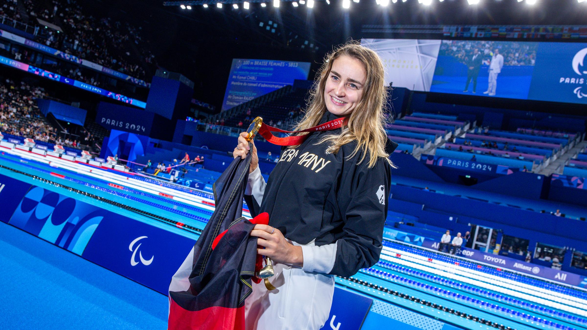 Elena Krawzow mit Goldmedaille und  Deutschland-Flagge