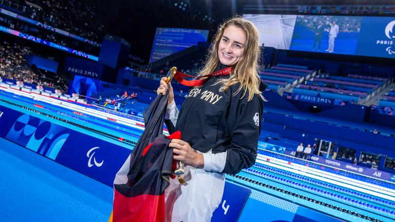 Elena Krawzow mit Goldmedaille und  Deutschland-Flagge