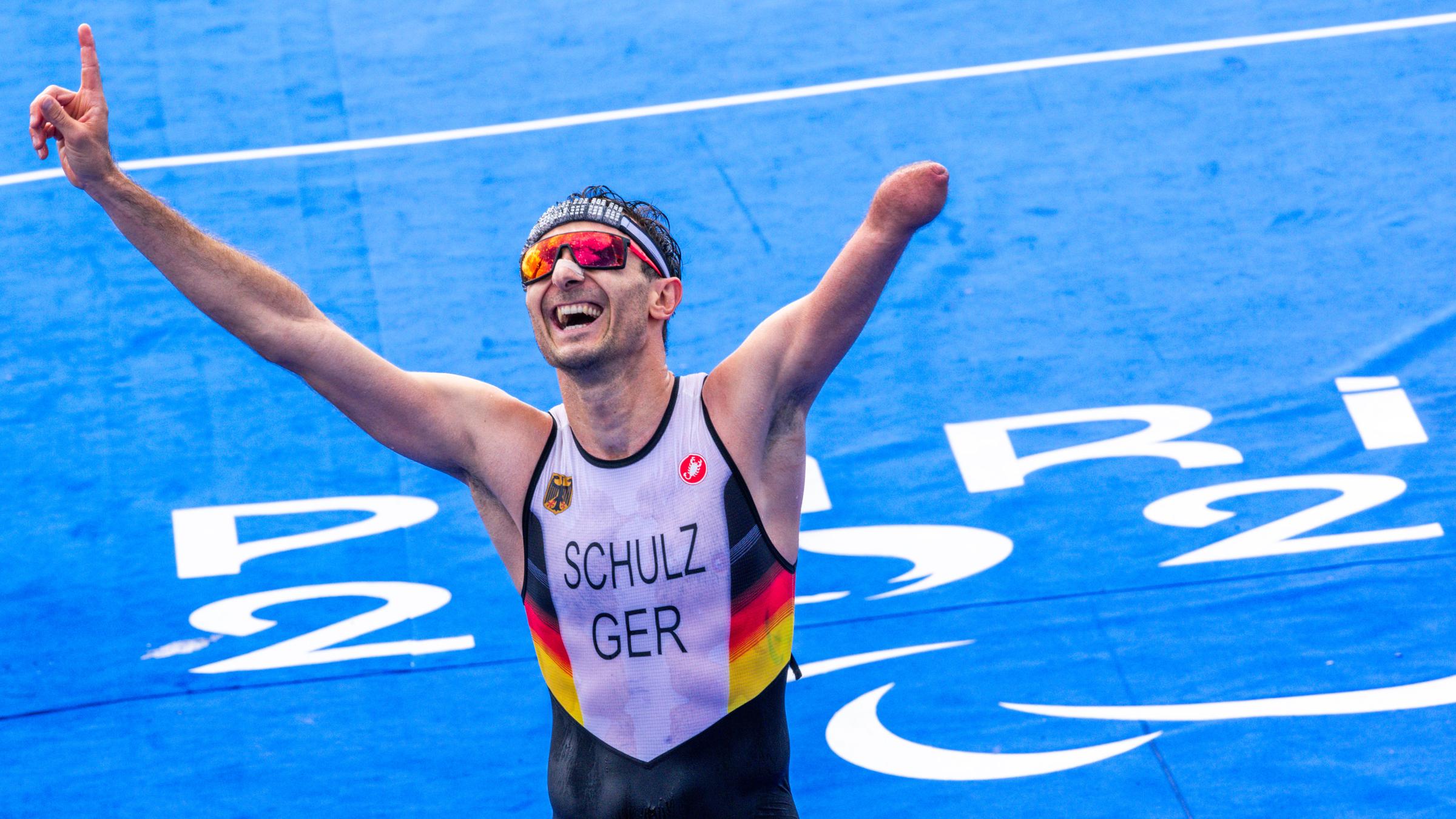 Martin Schulz jubelt über seinen Bronzesieg im Triathlon.