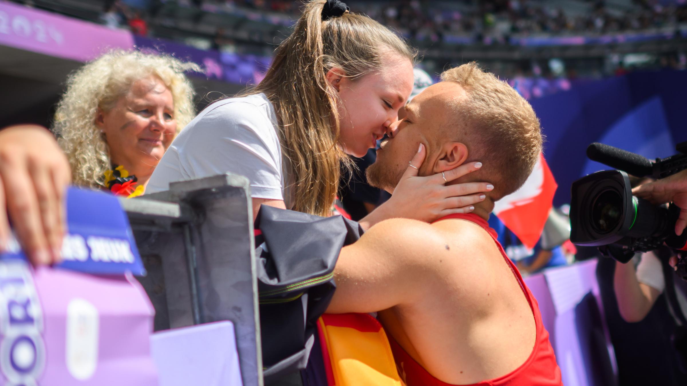 Niko Kappel küsst seine Freundin 
