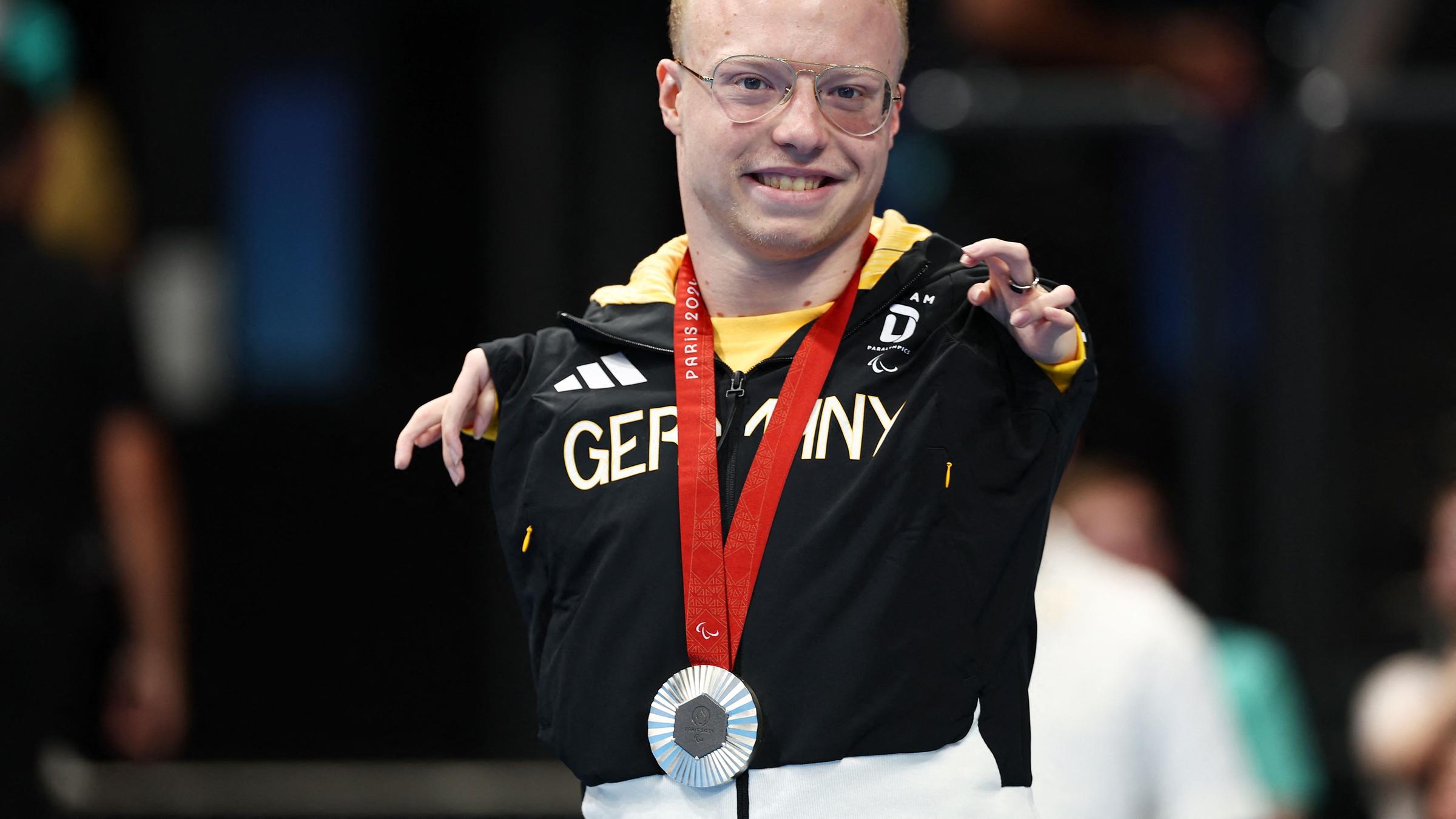 Josia Topf mit seiner silber Medaille