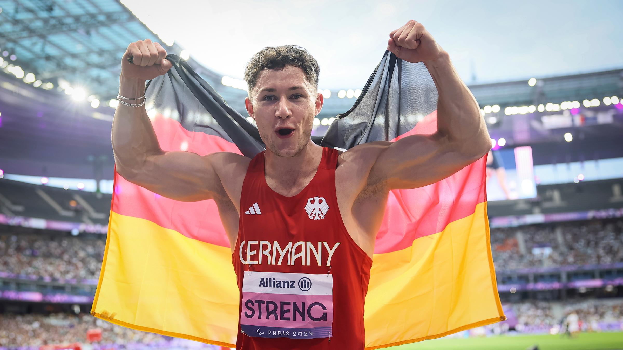 Felix Streng jubelt mit Deutschland Flagge in der Hand