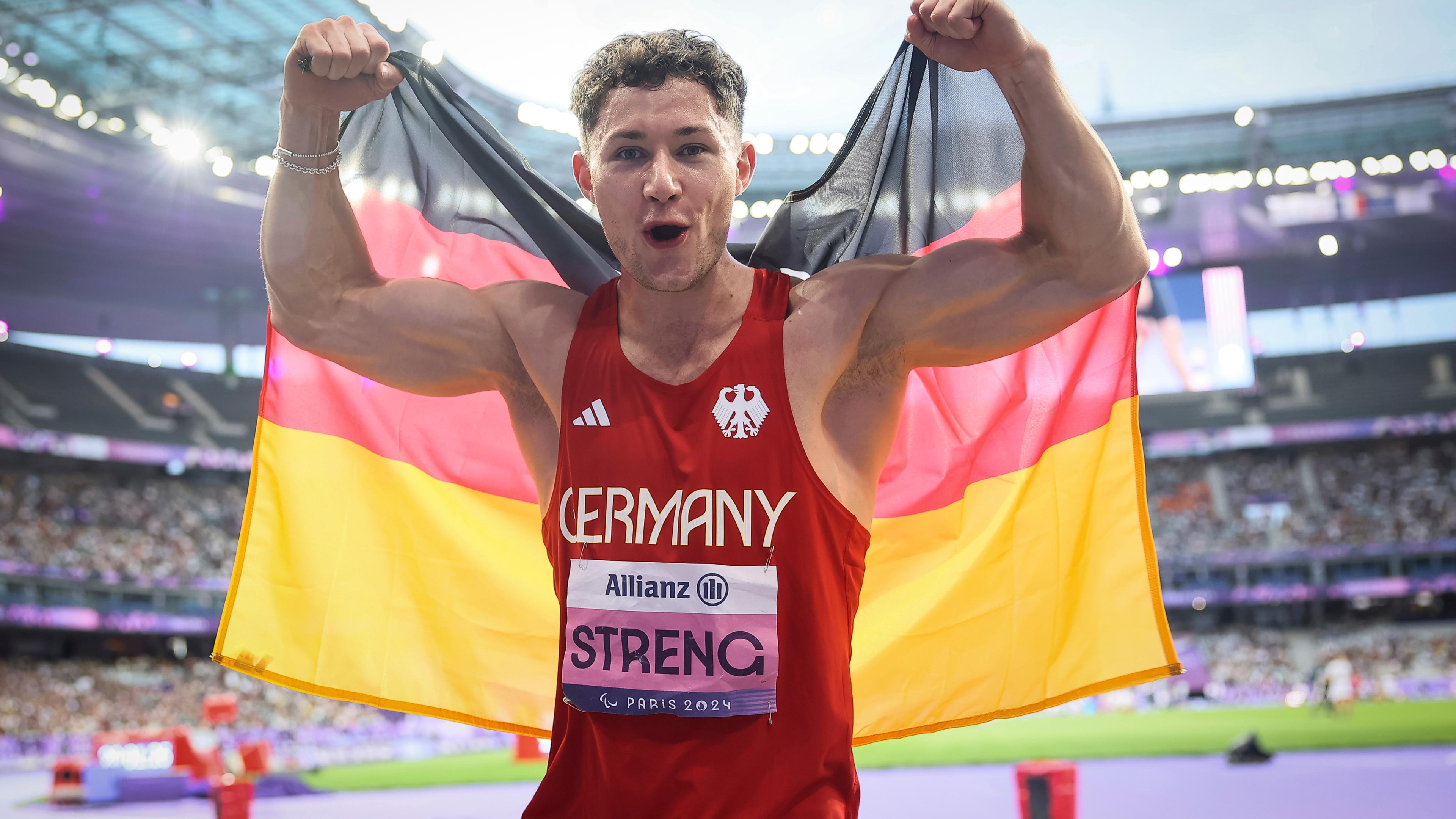 Felix Streng jubelt mit Deutschland Flagge in der Hand