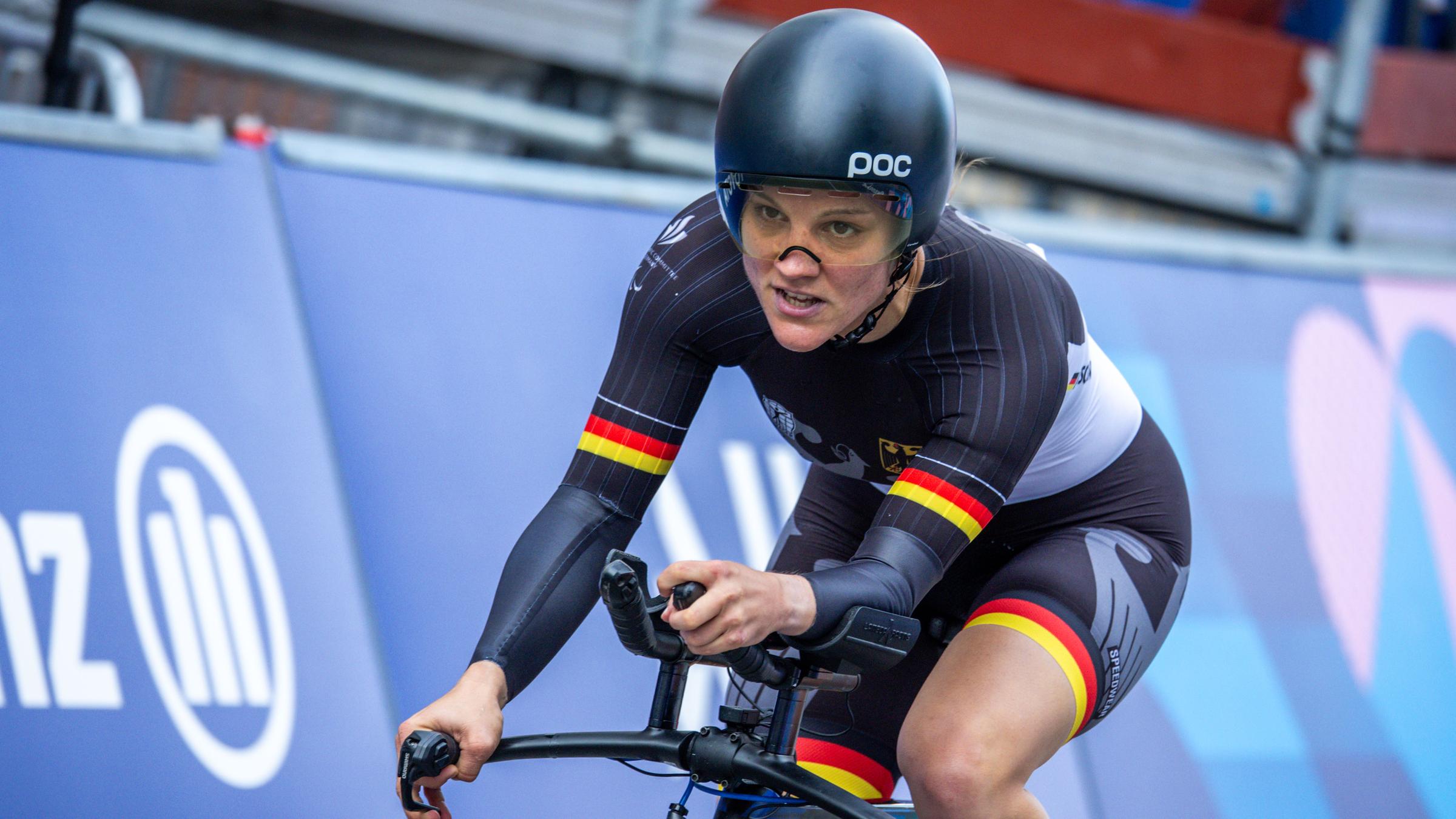 Maike Hausberger fährt auf ihrem Fahrrad