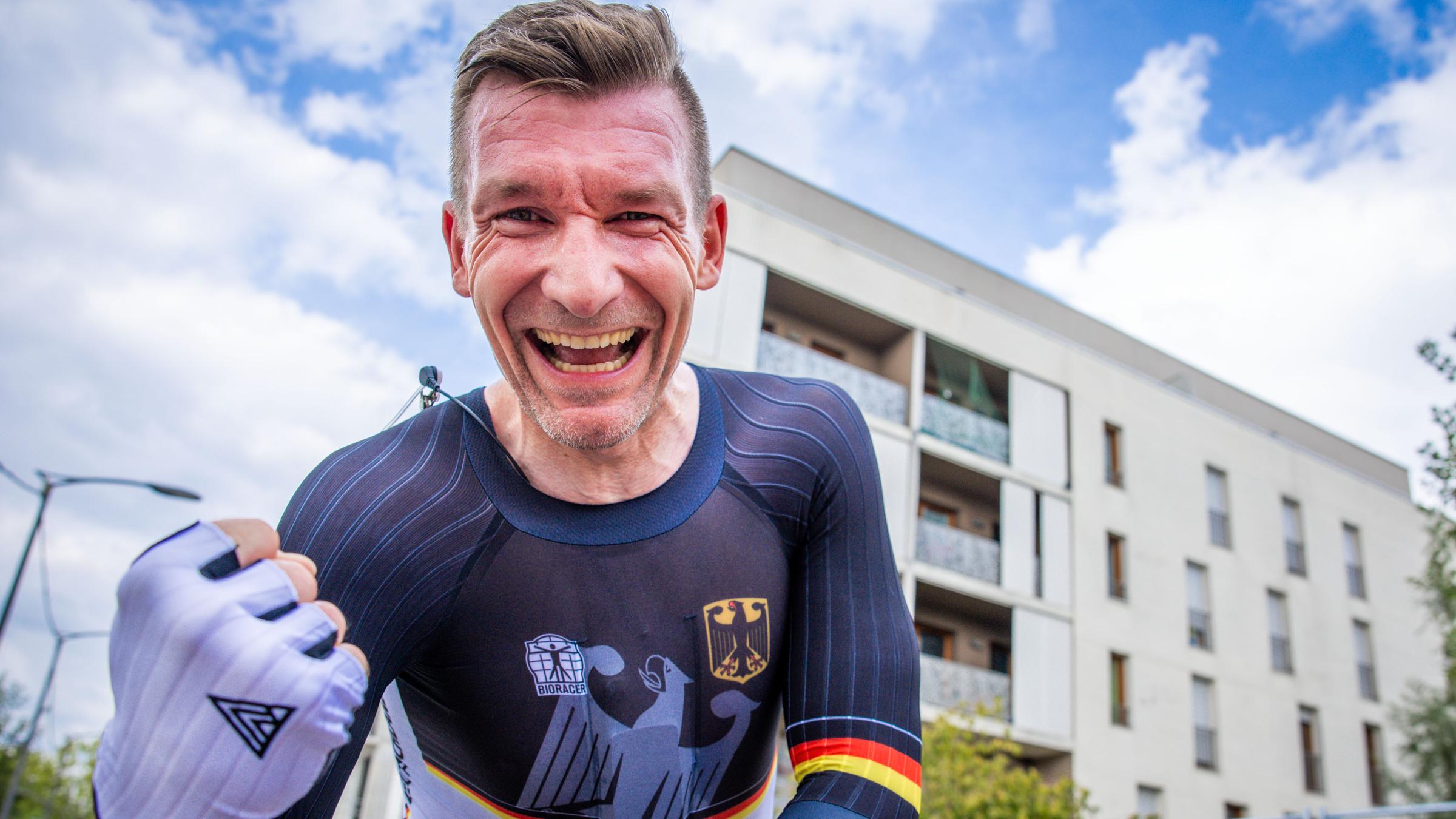 Matthias Schindler hebt seine Faust und lacht