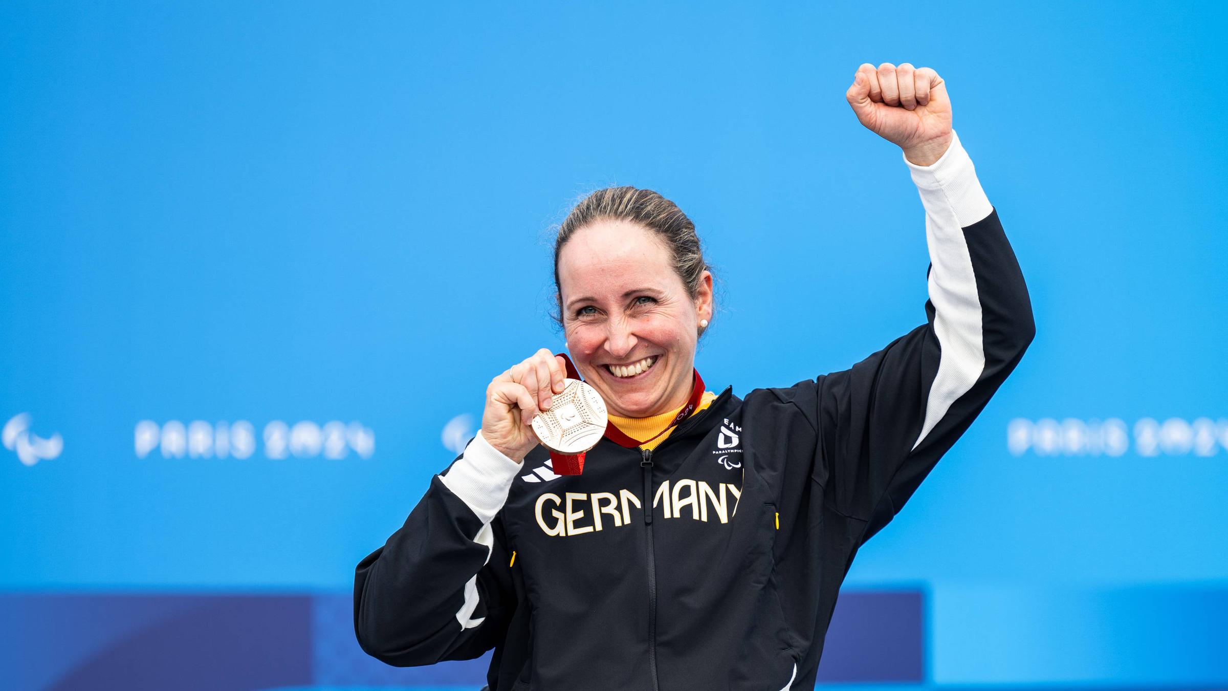 Annika Zeyen zeigt ihre Bronzemedaille.