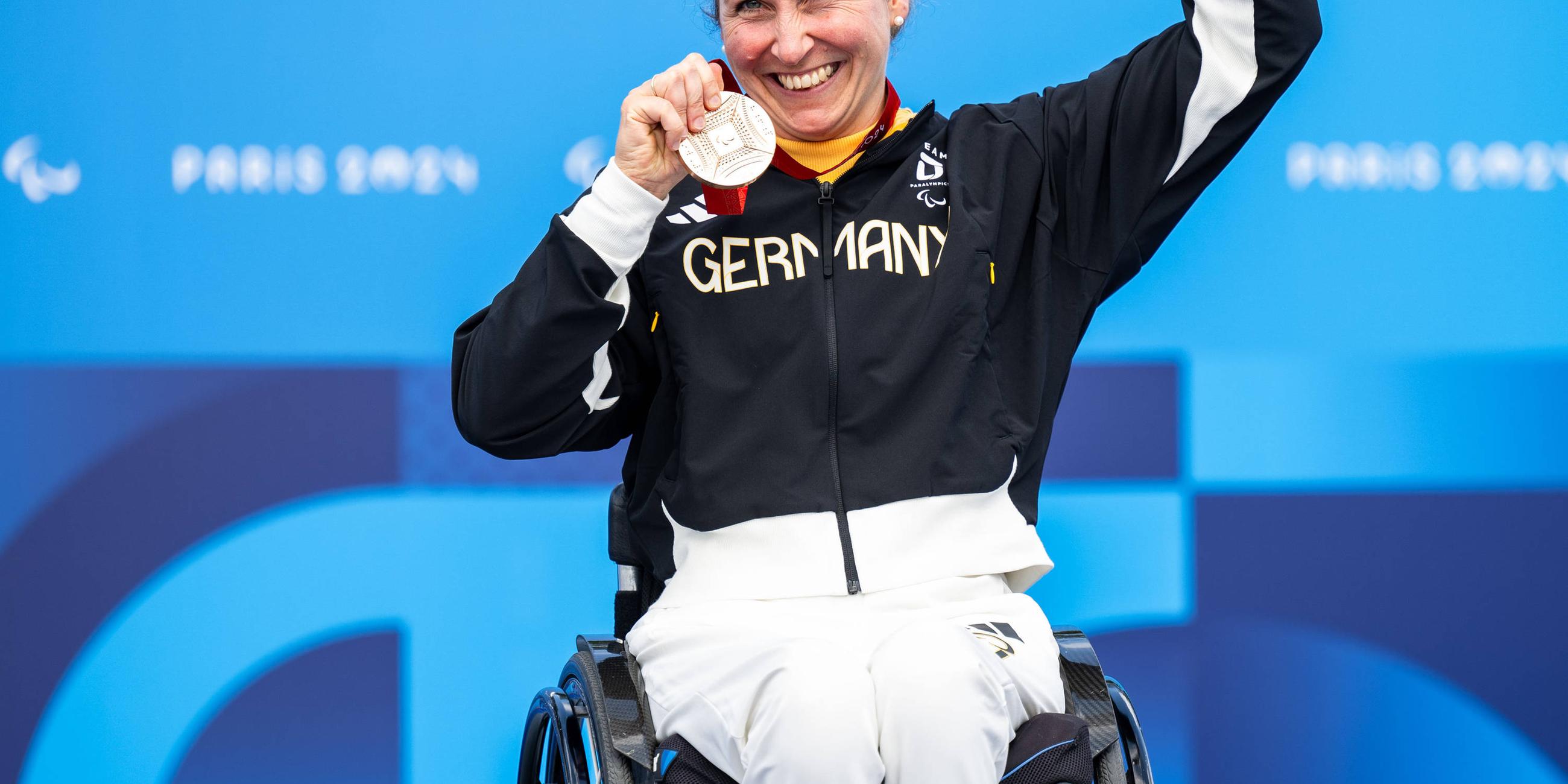 Annika Zeyen zeigt ihre Bronzemedaille.