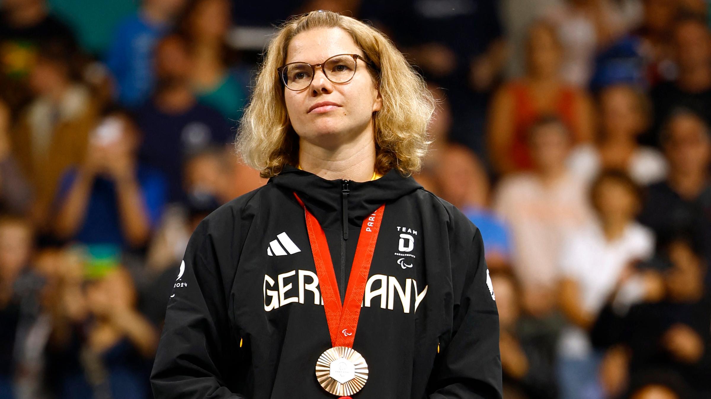 Juliane Wolf trägt ihre Bronzemedaille