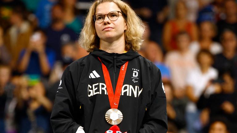 Juliane Wolf trägt ihre Bronzemedaille