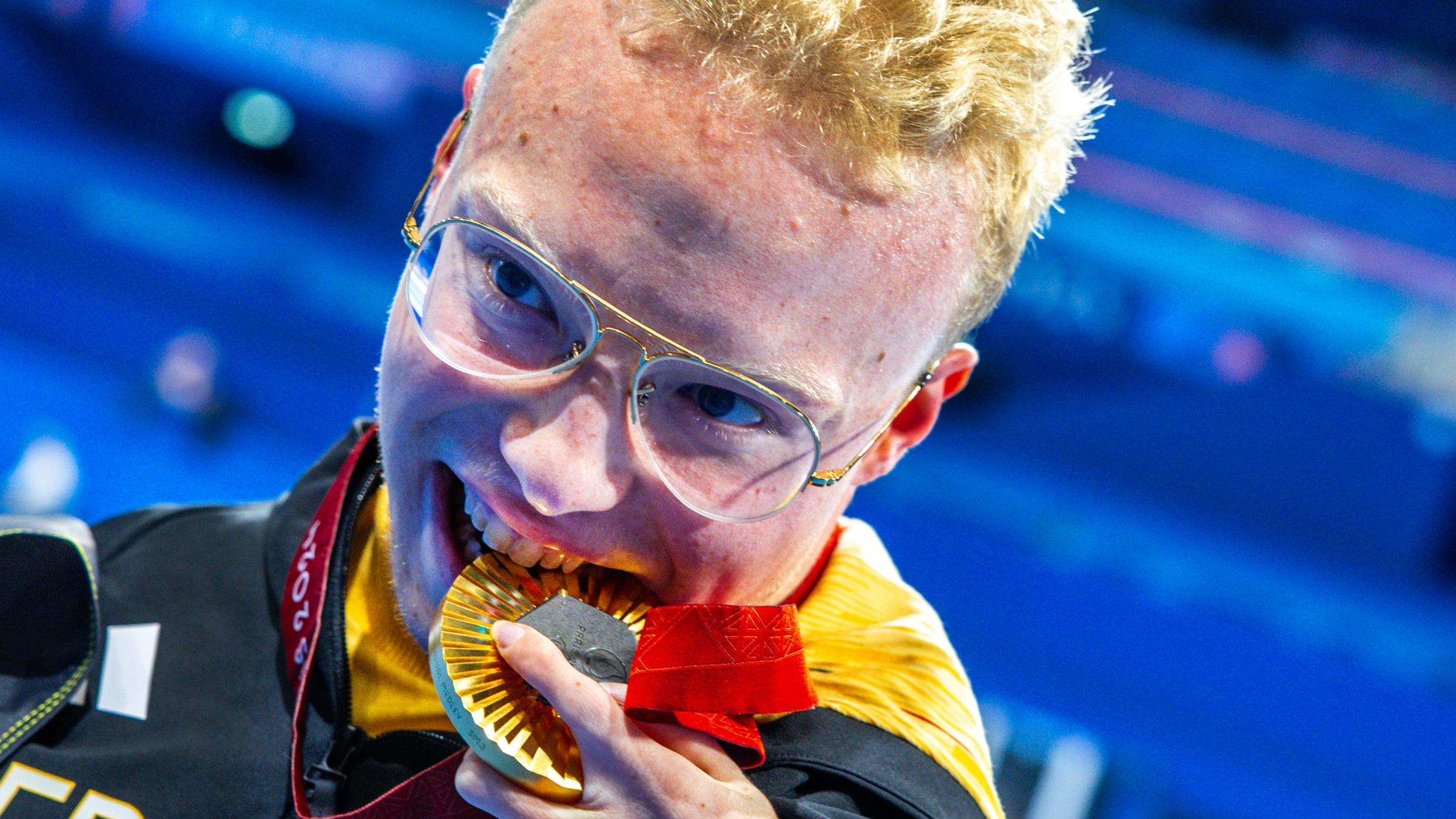 Josia Topf beißt auf seine Goldmedaille