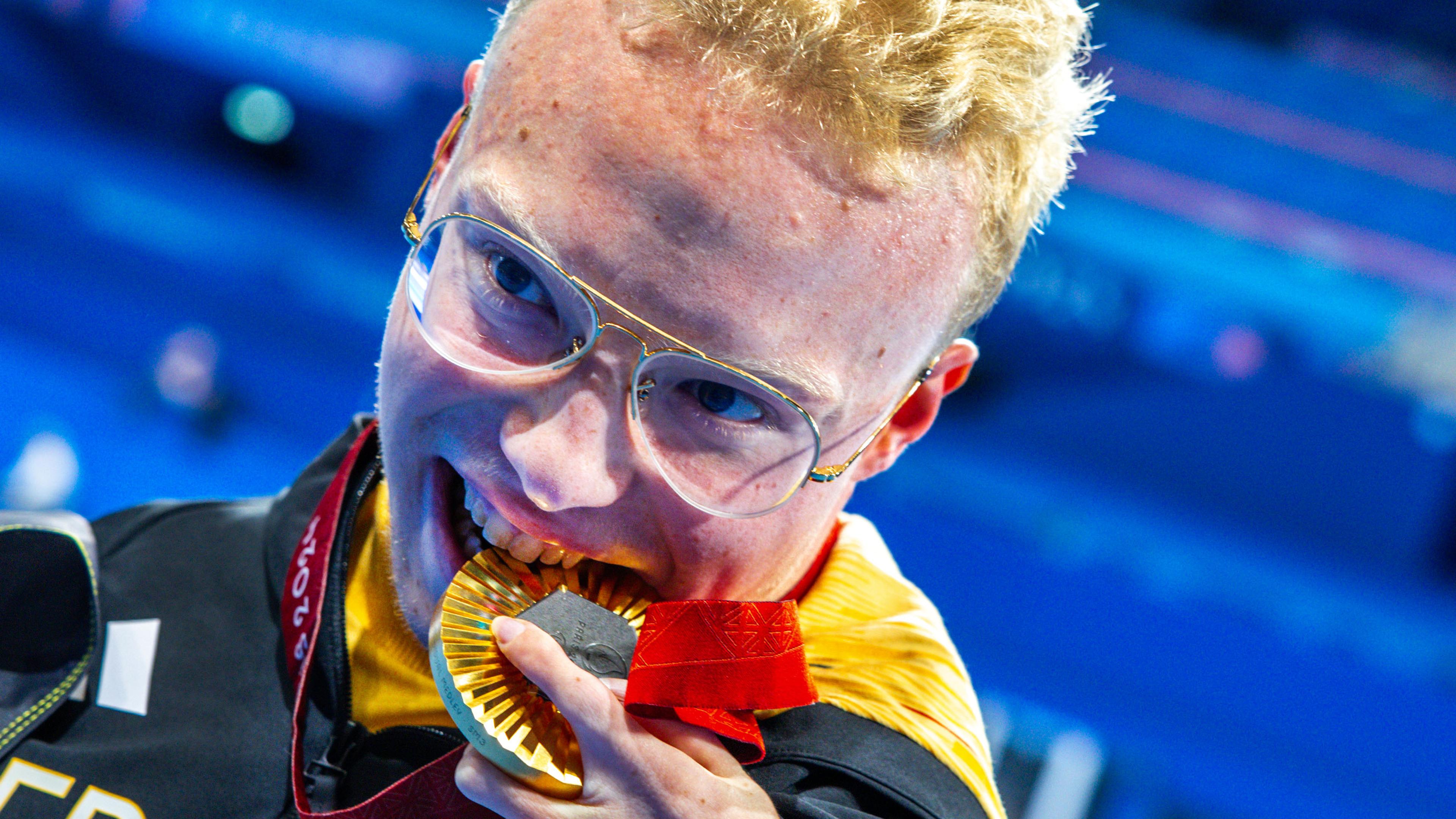 Josia Topf beißt auf seine Goldmedaille