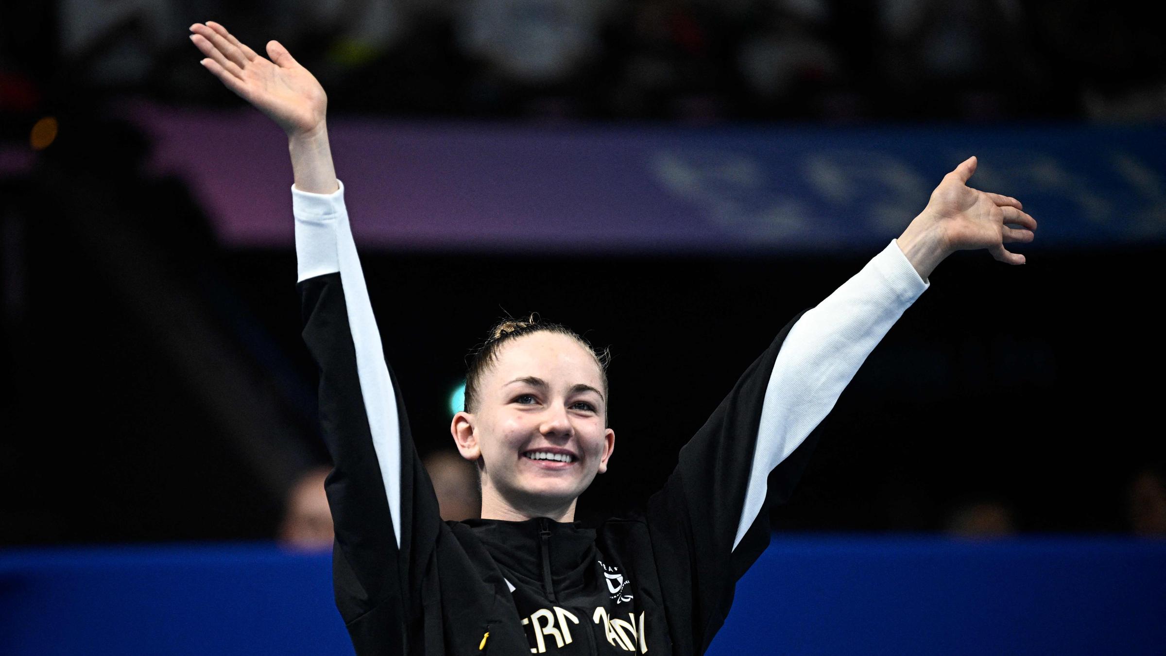 Die deutsche Bronzemedaillengewinnerin Mira Jeanne Maack jubelt auf dem Podium.