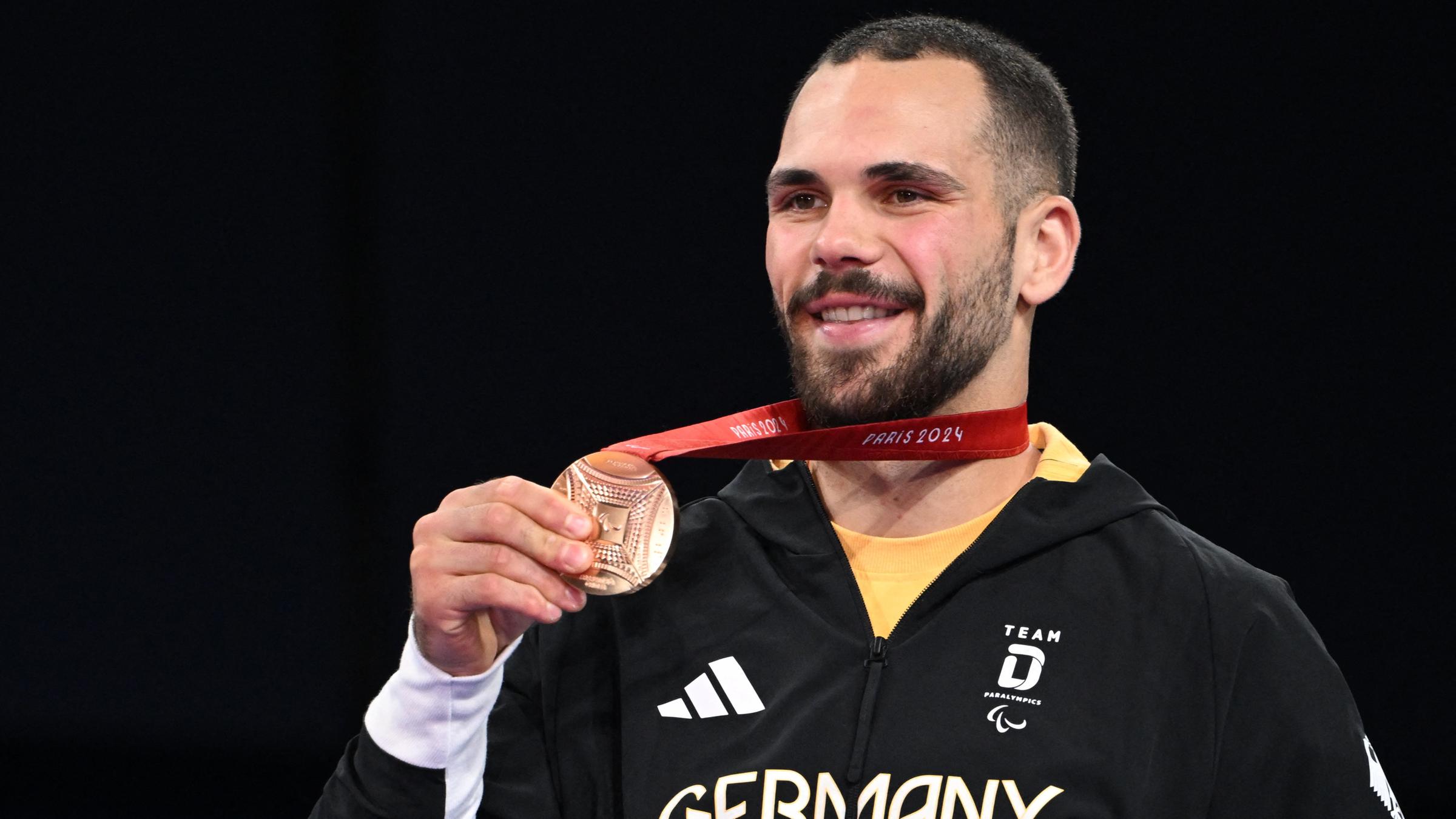 Lenart Sas mit Bronze in der Hand
