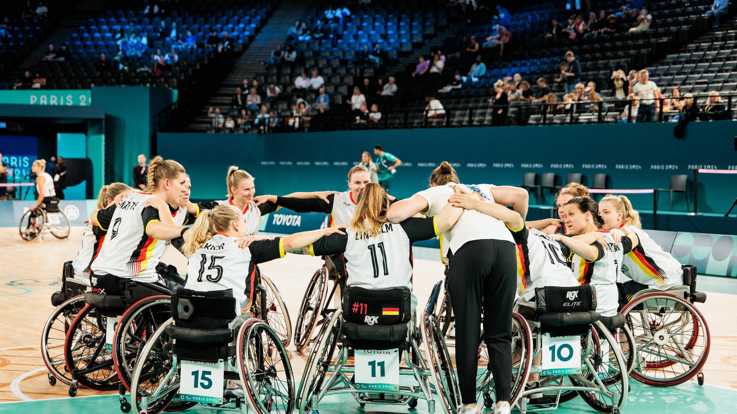 deutsches Rollstuhlbasketballteam Frauen im Kreis