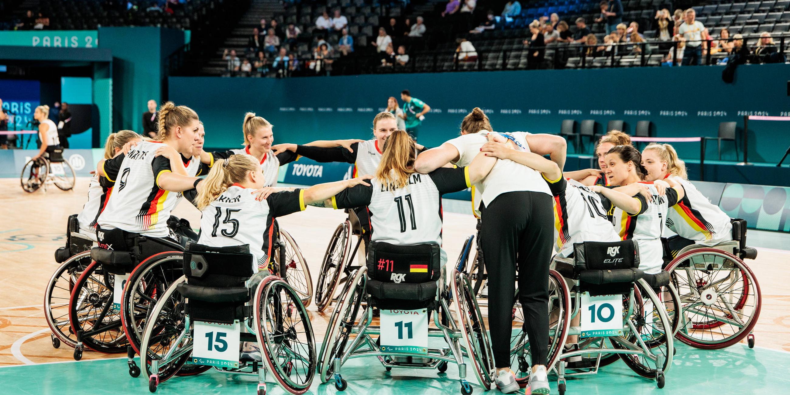 deutsches Rollstuhlbasketballteam Frauen im Kreis
