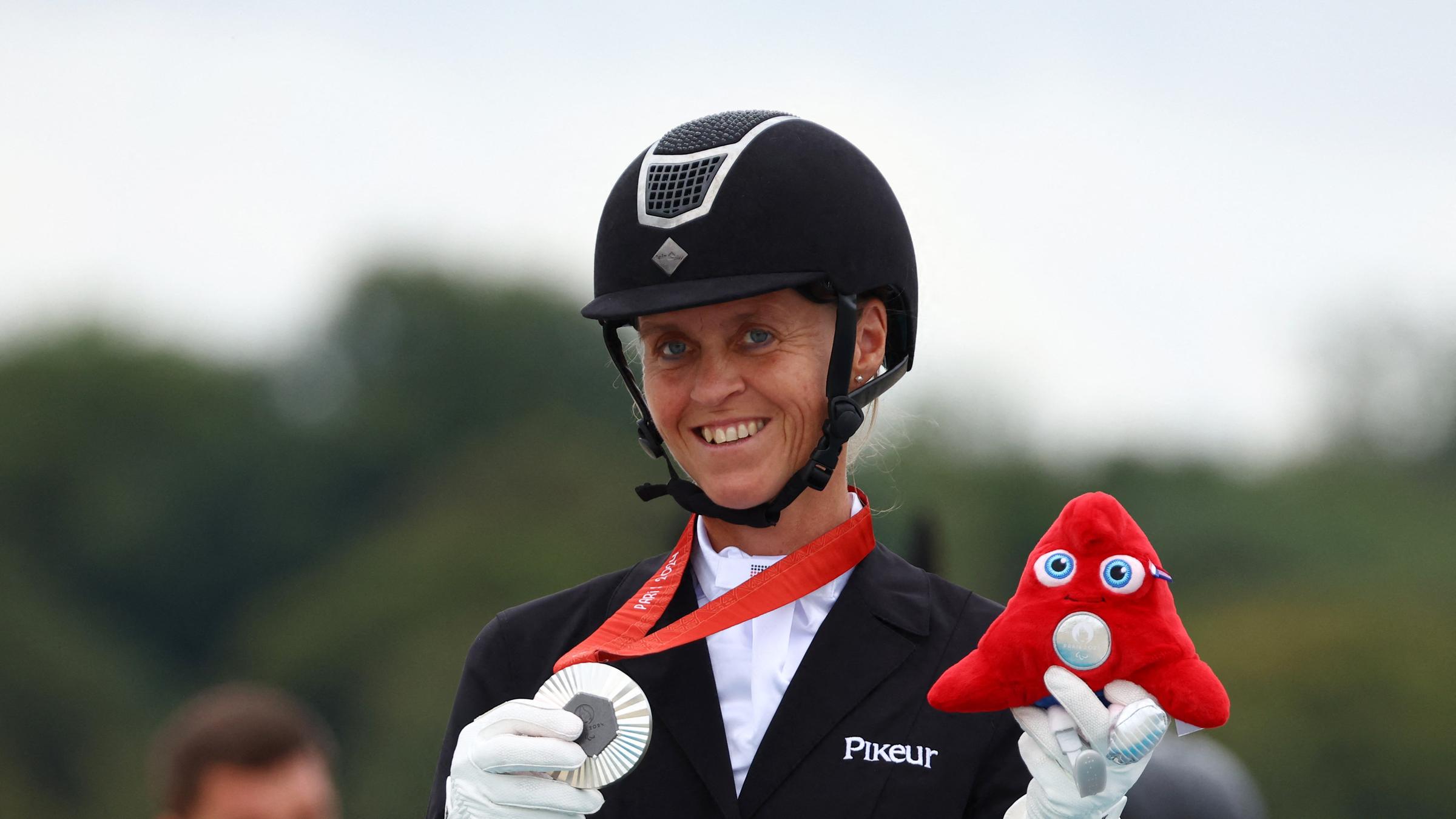  Regine Mispelkamp mit Silbermedaille in der Hand