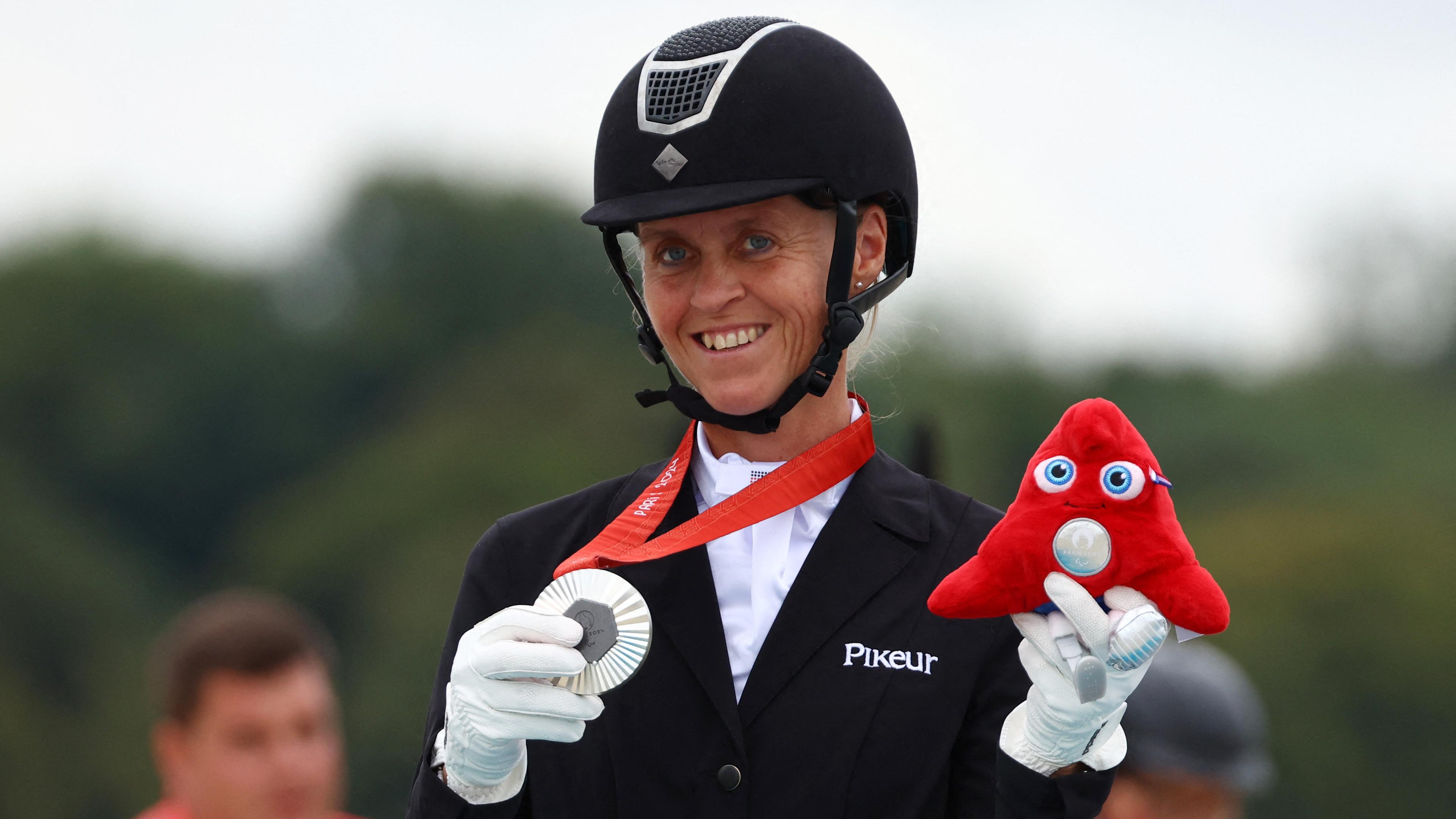  Regine Mispelkamp mit Silbermedaille in der Hand