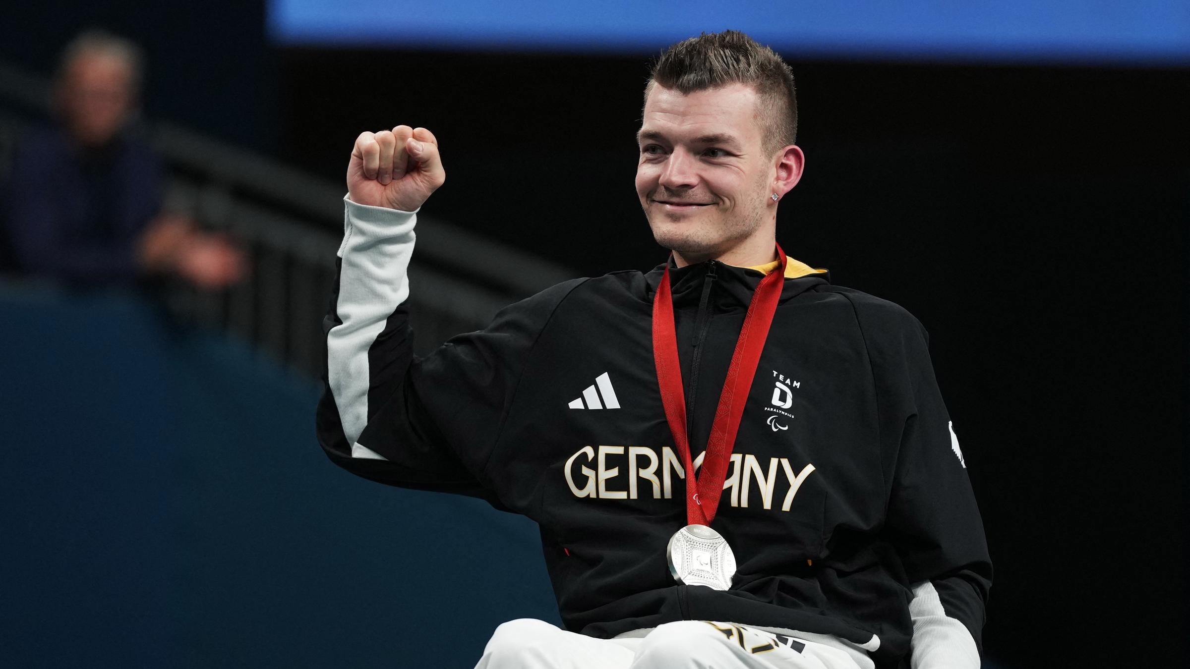 Thomas Schmidberger trägt stolz seine Silbermedaille um den Hals