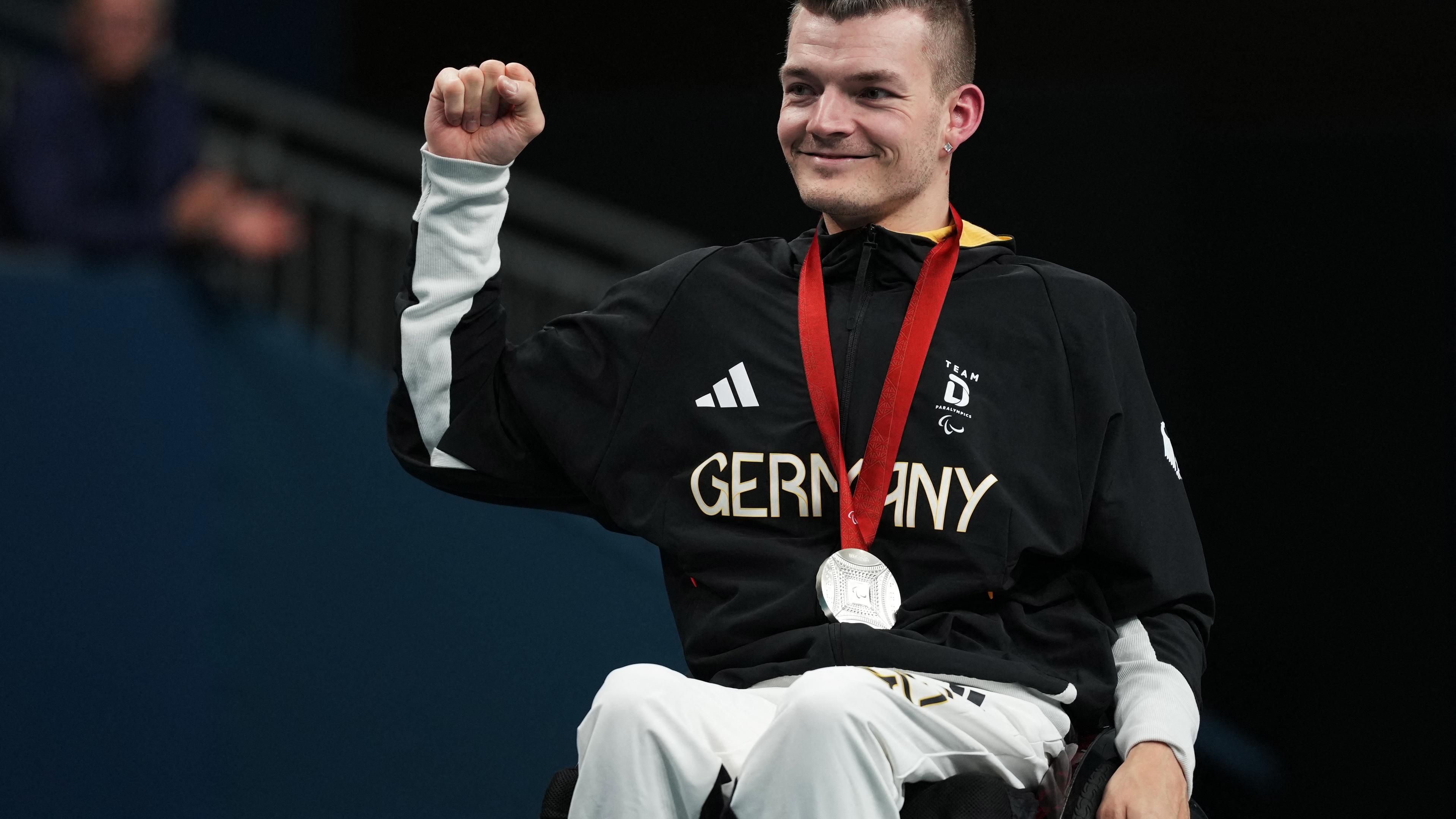 Thomas Schmidberger trägt stolz seine Silbermedaille um den Hals