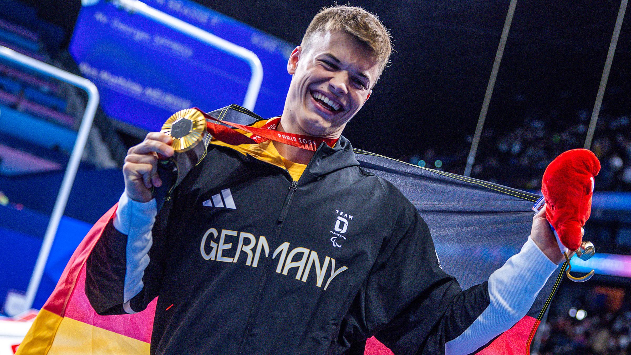 Taliso Engel strahlt mit seiner Goldmedaille um die Wette