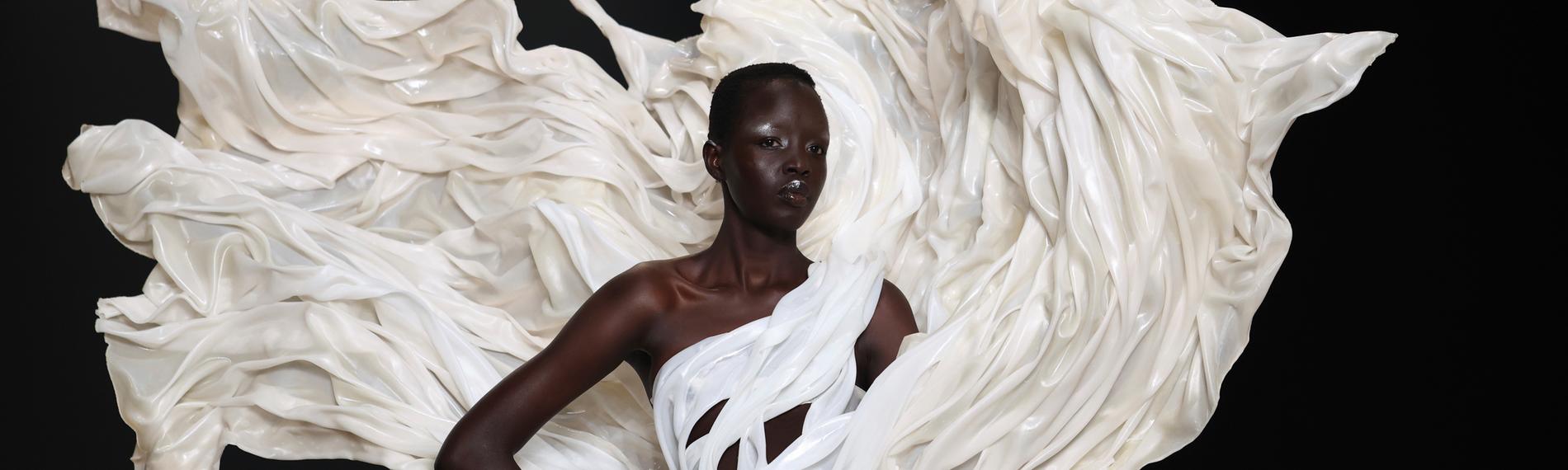 Ein Model trägt eine Kreation aus der Haute Couture-Kollektion Herbst-Winter 2025/26 von Iris van Herpen, die in Paris präsentiert wurde.
