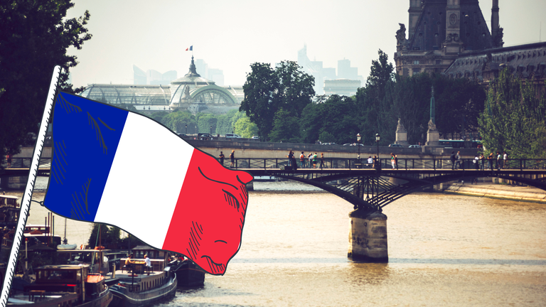 Seine, Fluss in Paris, mit französischer Flagge